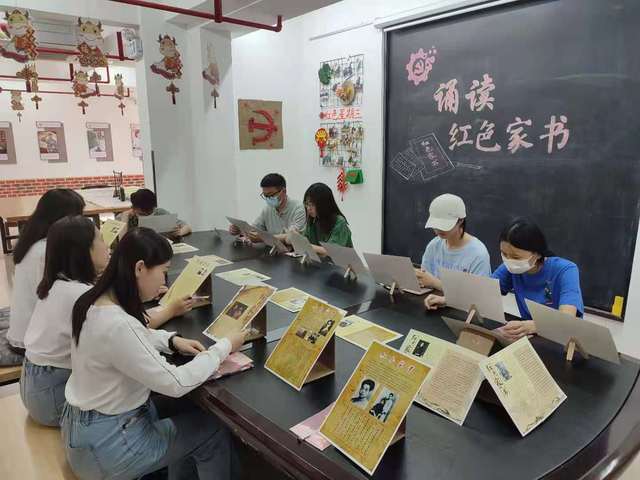 黨建引領(lǐng)法治實(shí)踐 政法學(xué)院學(xué)生黨員赴東風(fēng)路街道黨建壹號(hào)工廠開(kāi)展主題黨日活動(dòng)